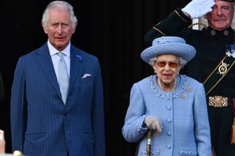 Charles und seine vergangenes Jahr verstorbene Mutter: Elizabeth II. soll bei Deutschlandbesuchen teure Wünsche geäußert haben.