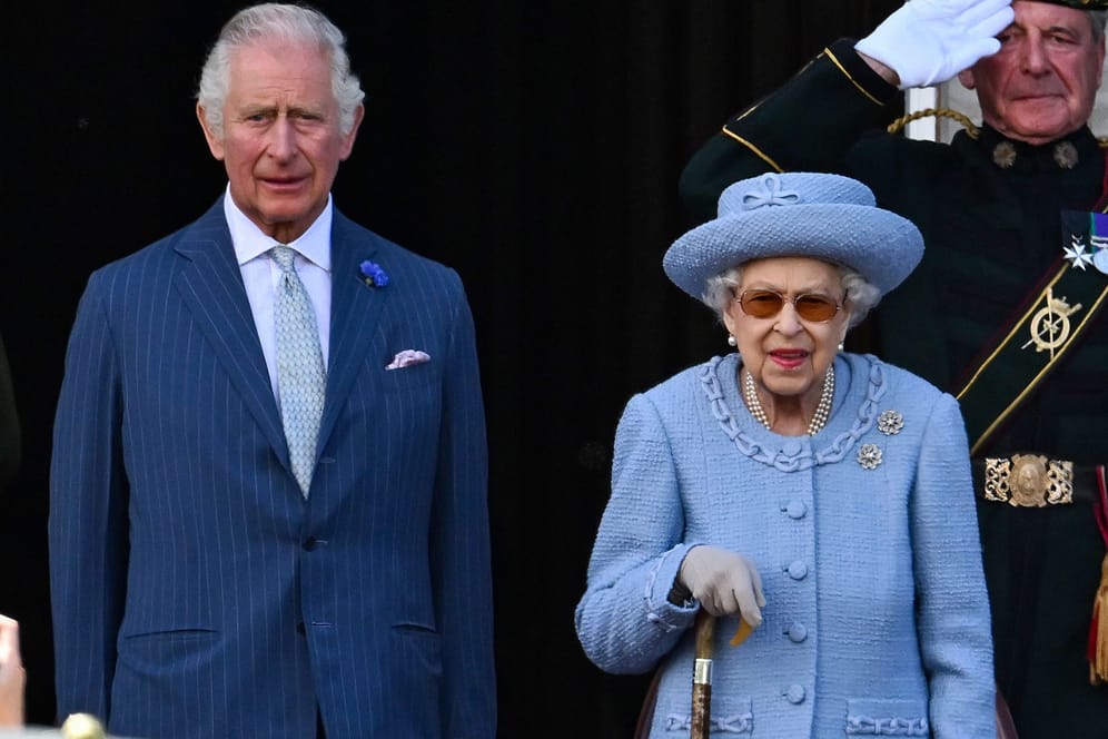 Charles und seine vergangenes Jahr verstorbene Mutter: Elizabeth II. soll bei Deutschlandbesuchen teure Wünsche geäußert haben.