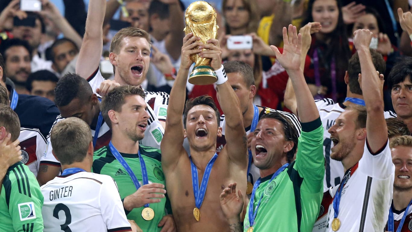Größter Triumph: Özil mit dem WM-Pokal nach dem Finale 2014.