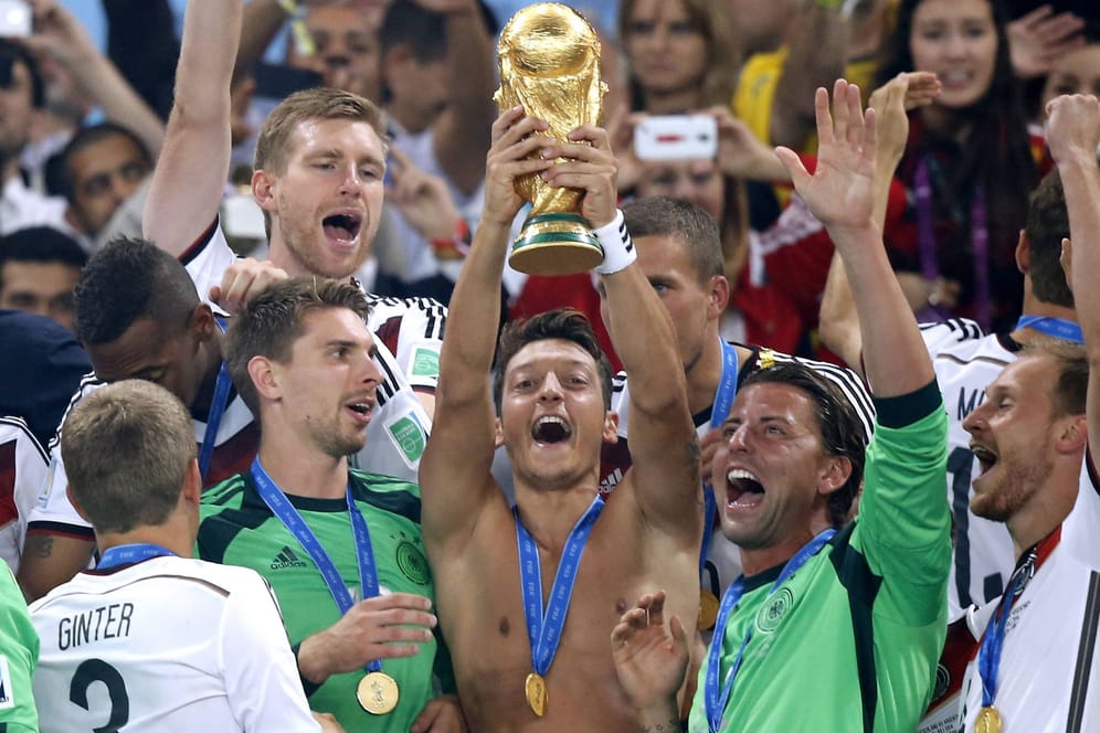 Größter Triumph: Özil mit dem WM-Pokal nach dem Finale 2014.