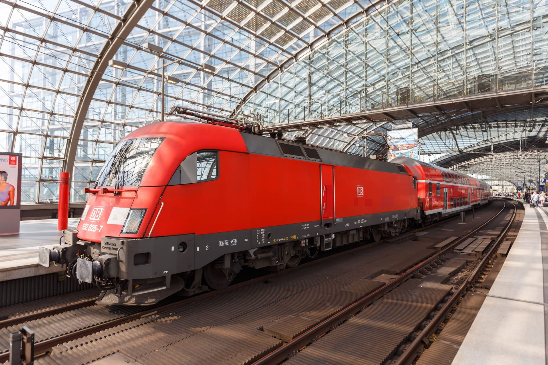 Eine Regionalbahn am Berliner Hauptbahnhof (Symbolbild): Nicht überall wo normalerweise Nahverkehrstickets gelten, gilt das 49-Euro-Ticket.