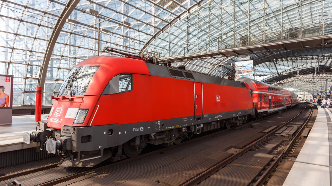 Eine Regionalbahn am Berliner Hauptbahnhof (Symbolbild): Nicht überall wo normalerweise Nahverkehrstickets gelten, gilt das 49-Euro-Ticket.