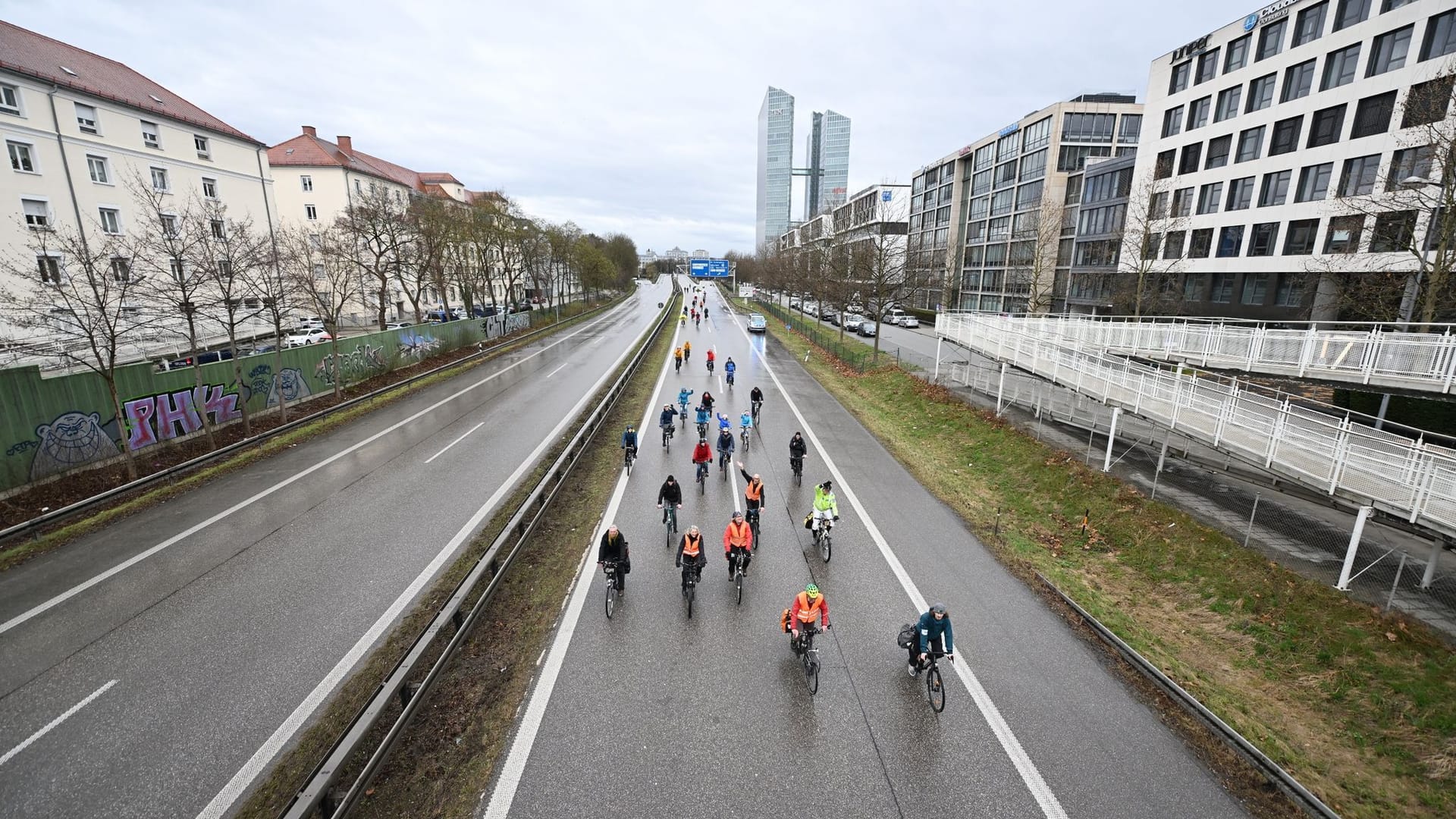 Demonstration an Fußgängerbrücke über der A9
