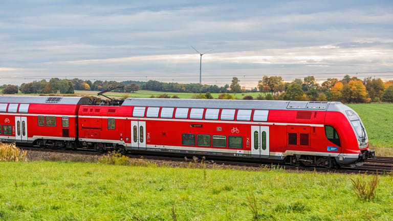 Eine Regionalbahn auf dem Weg von München nach Nürnberg (Archivbild): Die Strecke war am Samstag stundenlang gesperrt.