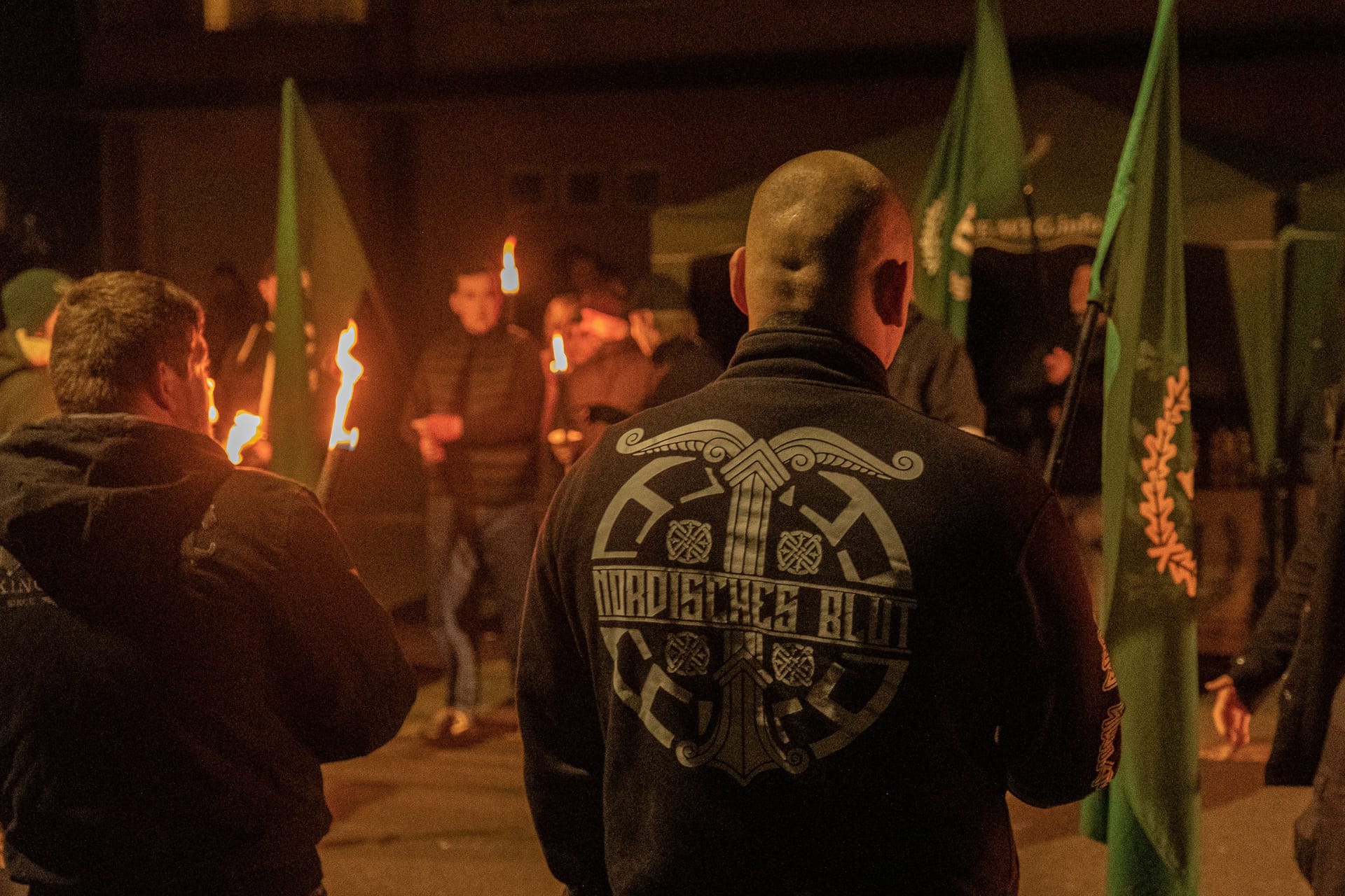 Mitglieder der rechtsextremen Kleinstpartei "Der 3. Weg" bei einem Fackelmarsch (Symbolbild): Auch in Niedersachsen hat rechtsextreme Gewalt zugenommen.