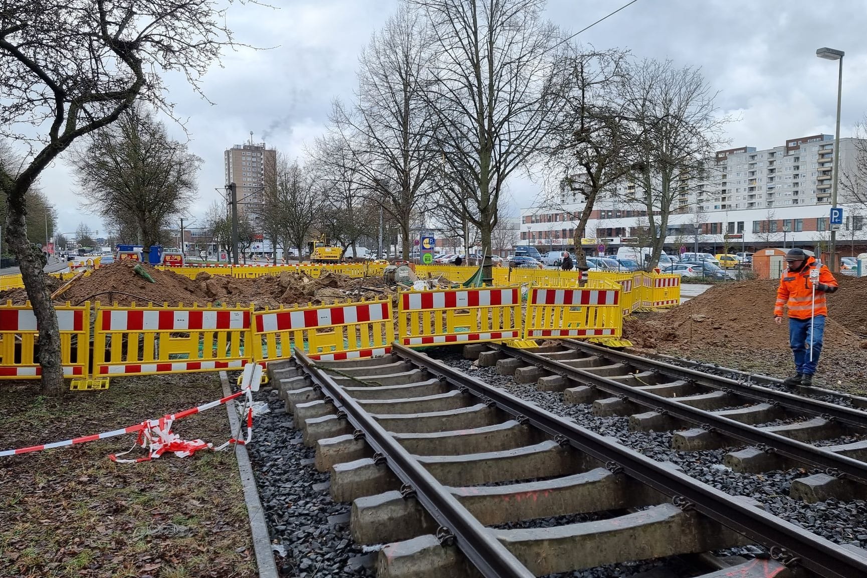 Das beschädigte Gleisbett der Straßenbahnlinie an der Erich-Panitz-Straße: Hier wurde eine der insgesamt drei gefundenen Fliegerbomben kontrolliert gesprengt.