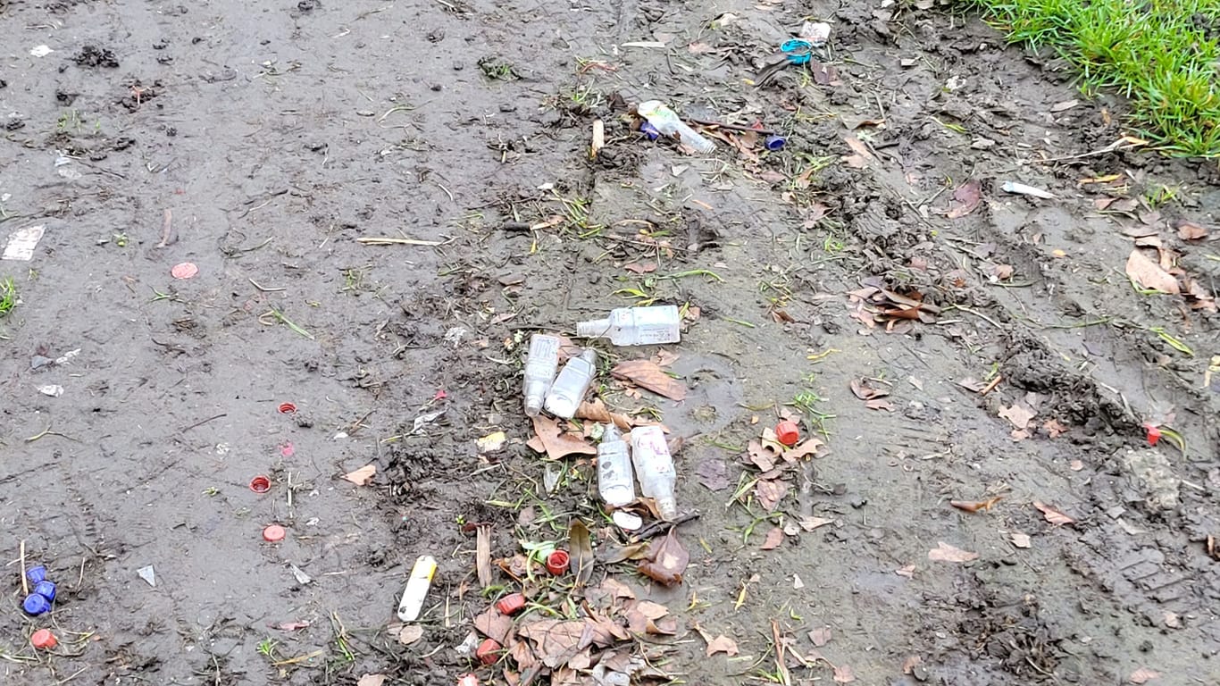 Müll auf der Uniwiese: Auch rund zwei Wochen nach Rosenmontag sind immer noch Scherben und kleine Flaschen auf der Wiese zu finden.