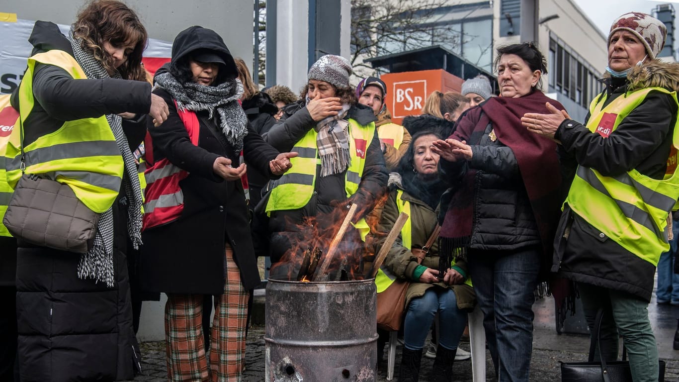 Teilnehmende Anfang der Woche bei einer Kundgebung vor dem Sitz der Berliner Stadtreinigung (BSR): Auch am Freitag legen Teile der BSR die Arbeit nieder.
