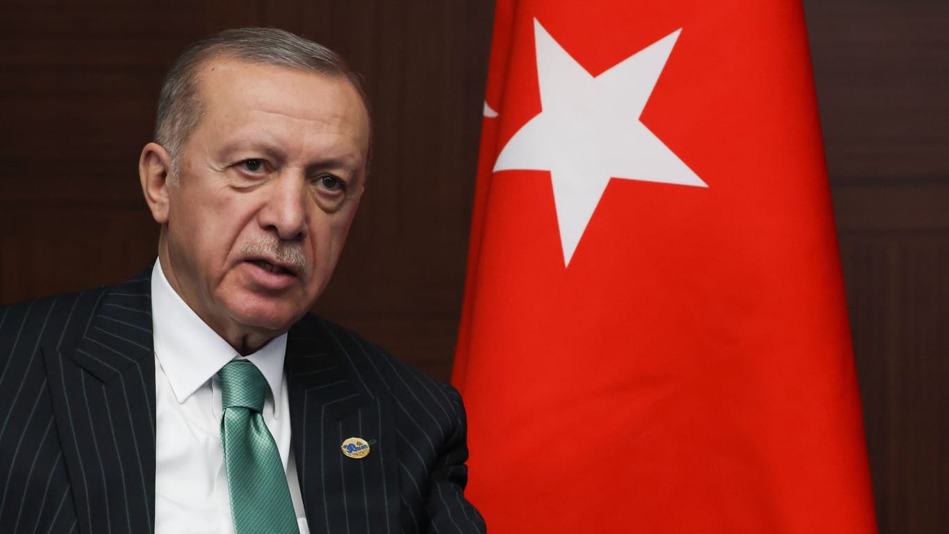 Der türkische Präsident Erdogan gibt sich als Vermittler: Am Samstag gab er die Verlängerung des russisch-ukrainischen Getreideabkommens bekannt.