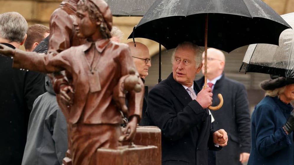 Charles am Denkmal "Kindertransport – der letzte Abschied" in Hamburg.