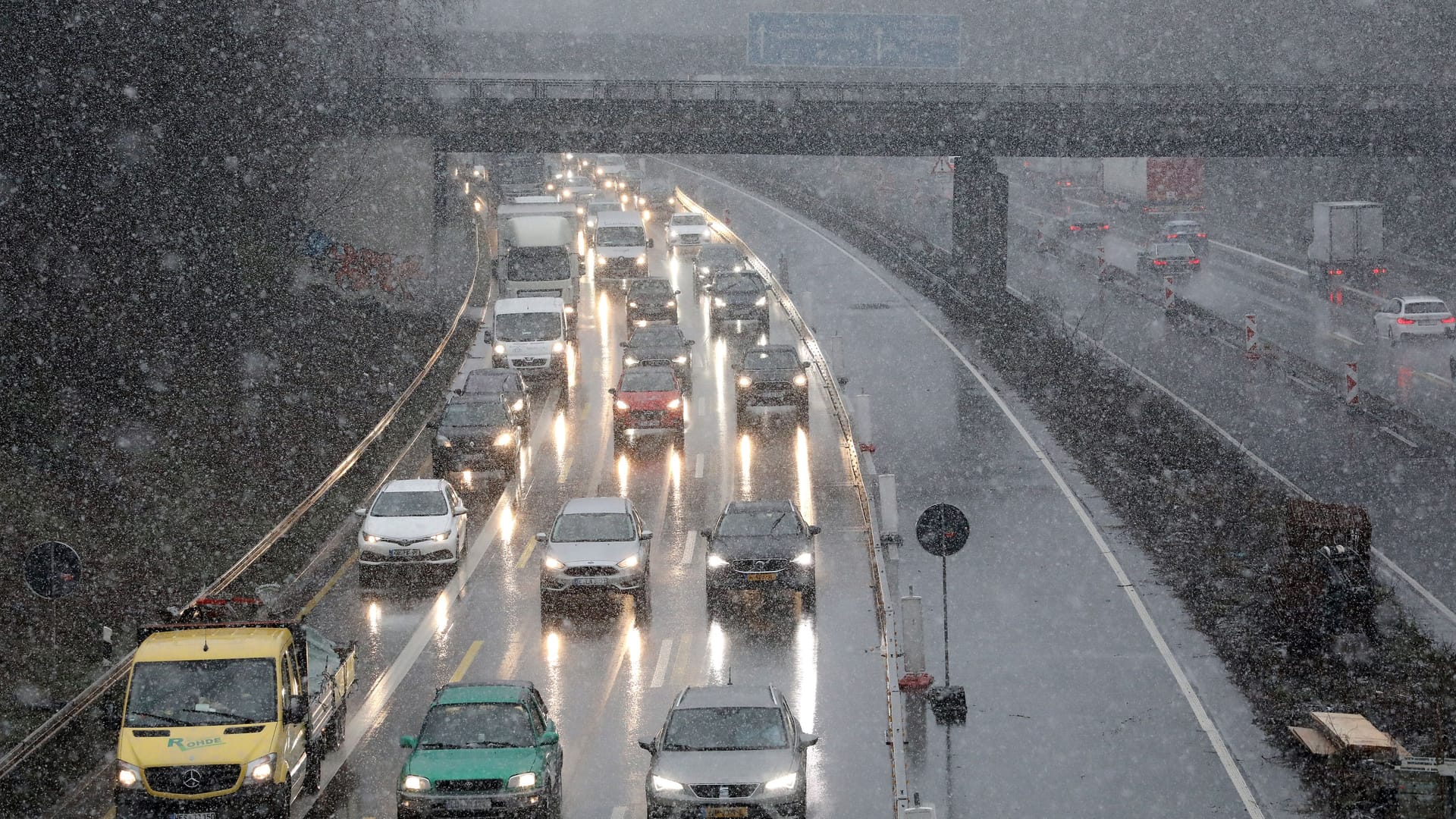 Wegen Schneefall: Auf mehreren Autobahnen in NRW lief der Verkehr am Morgen nur zähfließend. Wegen Schneefall: Auf mehreren Autobahnen in NRW lief der Verkehr am Morgen nur zähfließend.