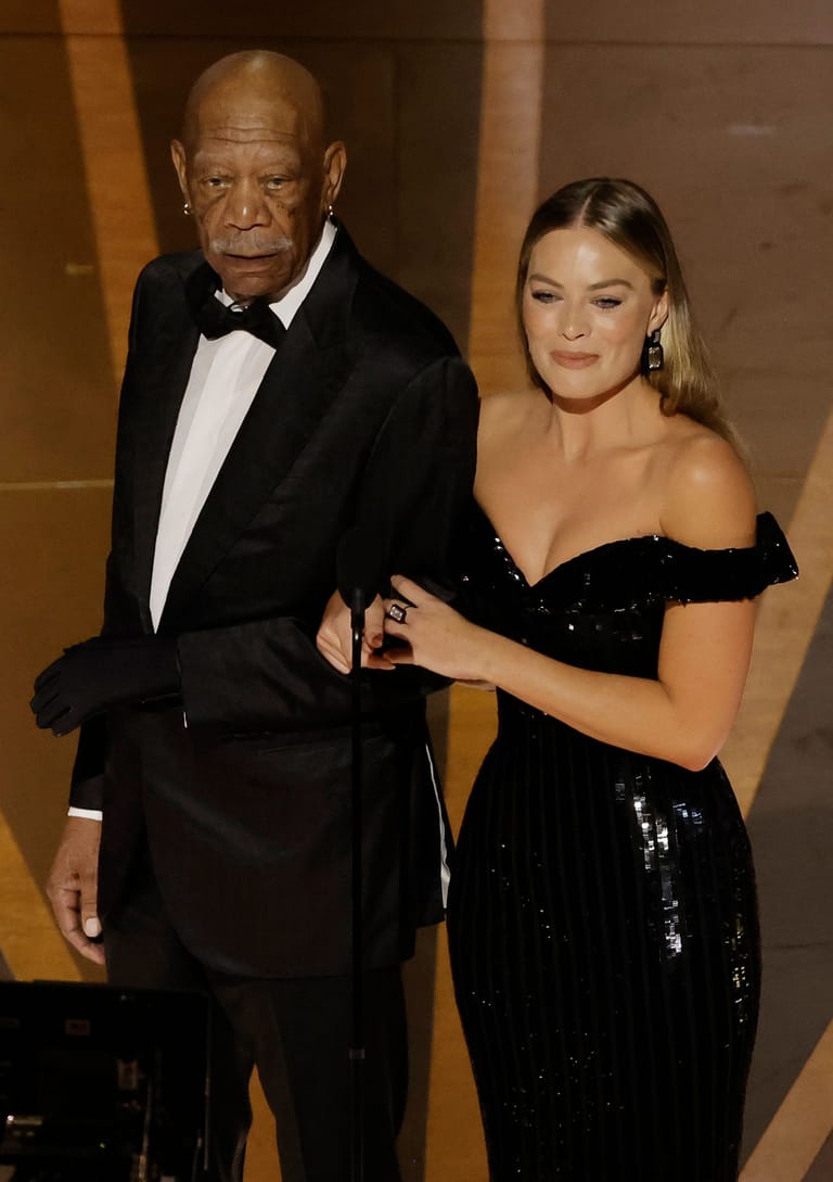 Morgan Freeman und Margot Robbie: Die Schauspieler kamen gemeinsam auf die Bühne.