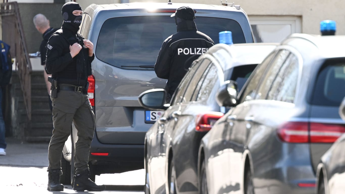SEK-Beamte stehen zwischen Einsatzfahrzeugen in Reutlingen: Bei einer Razzia kam es zum Schusswechsel.