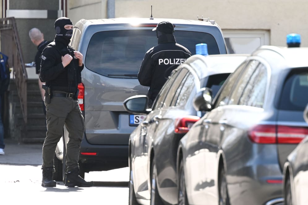 SEK-Beamte stehen zwischen Einsatzfahrzeugen in Reutlingen: Bei einer Razzia kam es zum Schusswechsel.