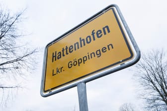 Das Ortsschild von Hattenhofen an der Zeller Straße: In der Nacht zu Sonntag wurde in Hattenhofen (Landkreis Göppingen) ein FDP-Kommunalpolitiker niedergeschossen.