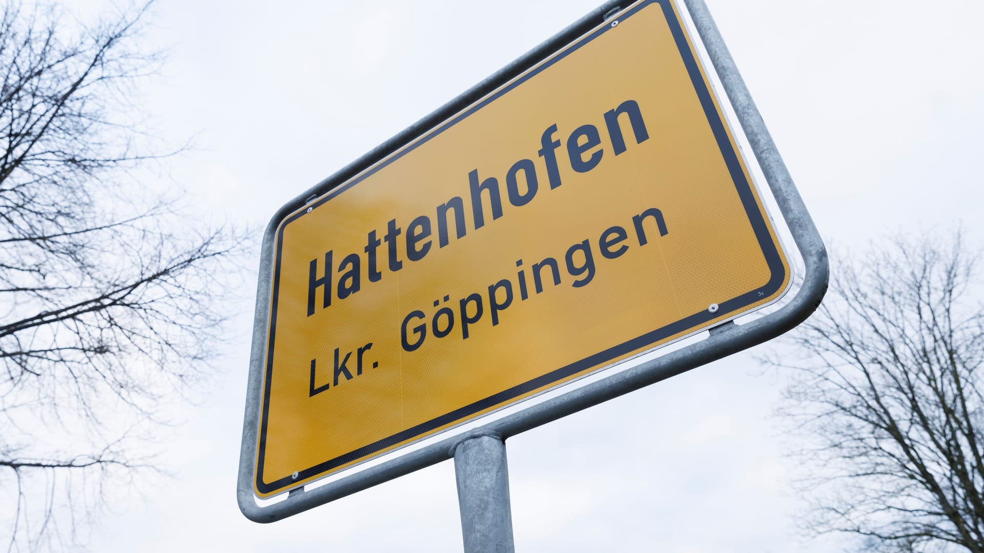 Das Ortsschild von Hattenhofen an der Zeller Straße: In der Nacht zu Sonntag wurde in Hattenhofen (Landkreis Göppingen) ein FDP-Kommunalpolitiker niedergeschossen. Das Ortsschild von Hattenhofen an der Zeller Straße: In der Nacht zu Sonntag wurde in Hattenhofen (Landkreis Göppingen) ein FDP-Kommunalpolitiker niedergeschossen.