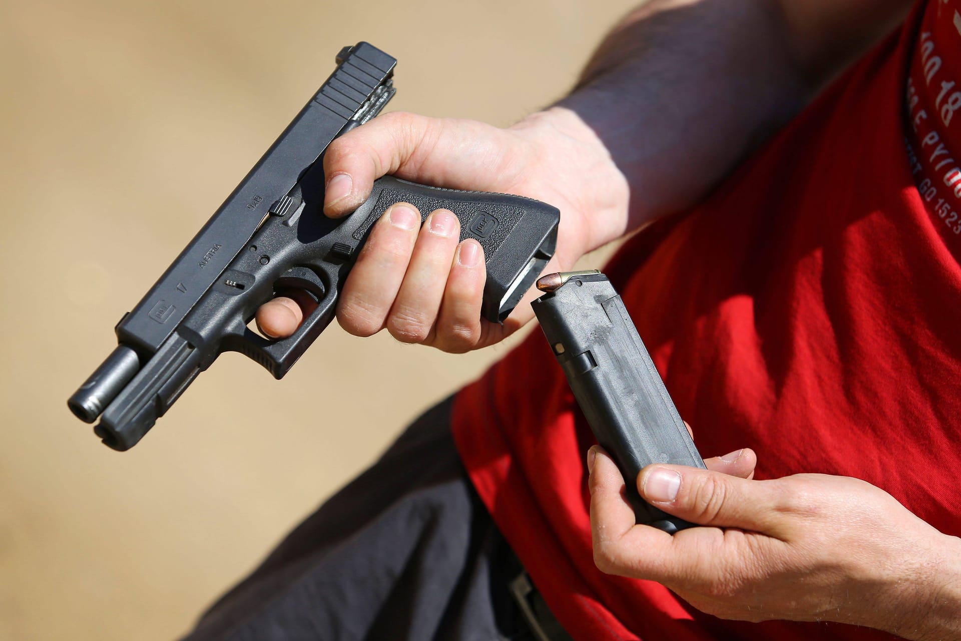 Eine Pistole (Symbolbild): Die Frau trug die Waffe auch nach der Bedrohung am Gürtel.