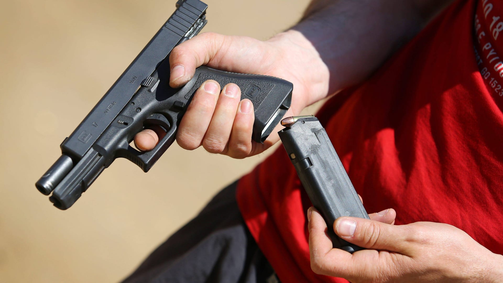 Eine Pistole (Symbolbild): Die Frau trug die Waffe auch nach der Bedrohung am Gürtel.