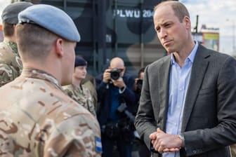 Prinz William: Der Royal spricht mit Soldaten auf dem Militärstützpunkt im polnischen Rzeszow.