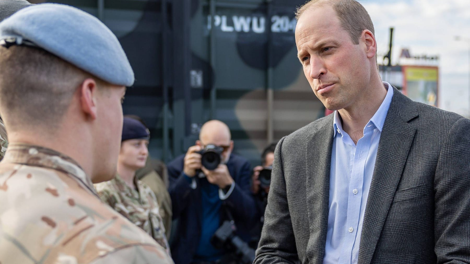 Pangeran William mengunjungi tentara Ukraina di perbatasan