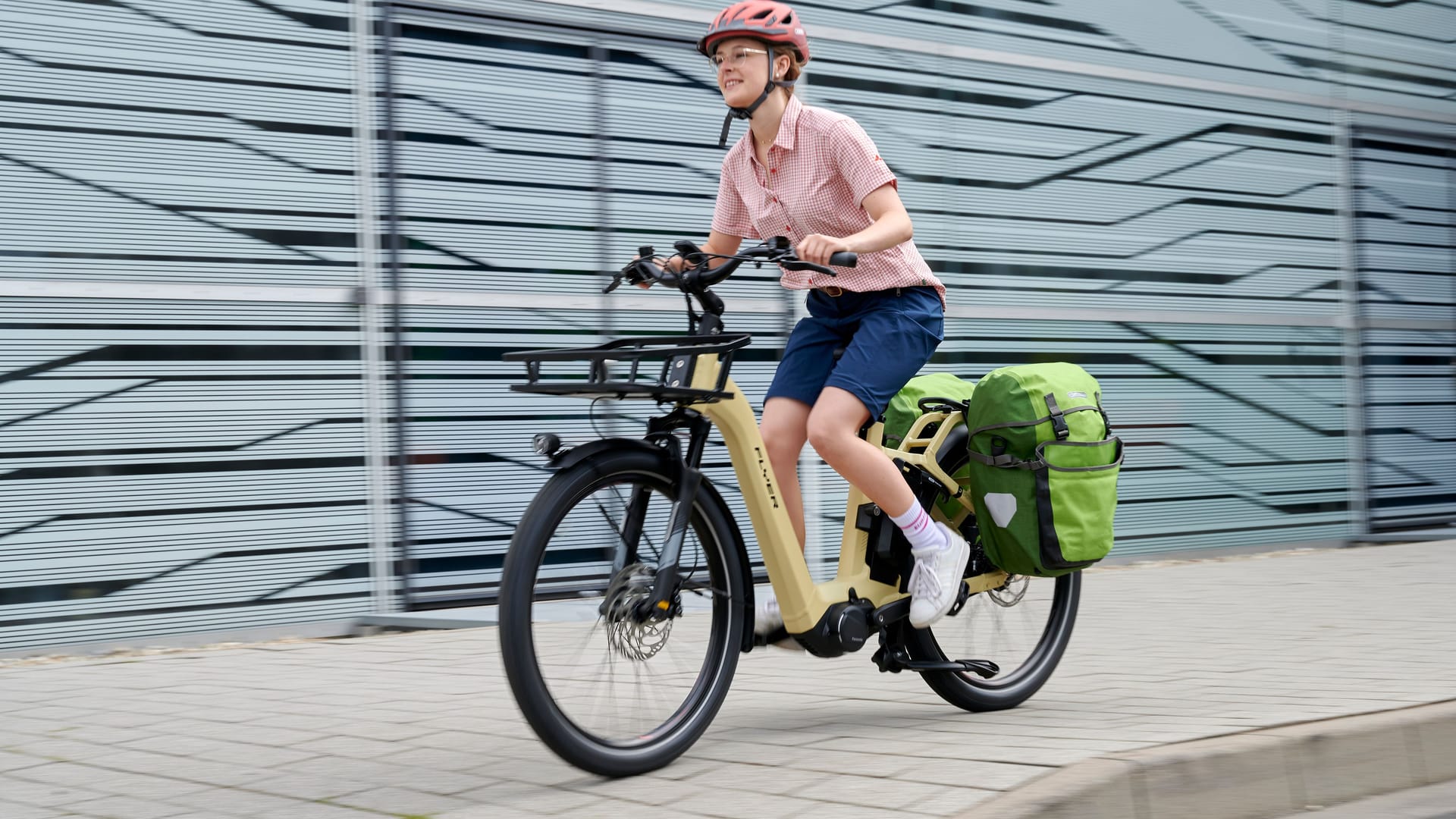 Mit dem E-Bike unterwegs: So hält der Akku länger.