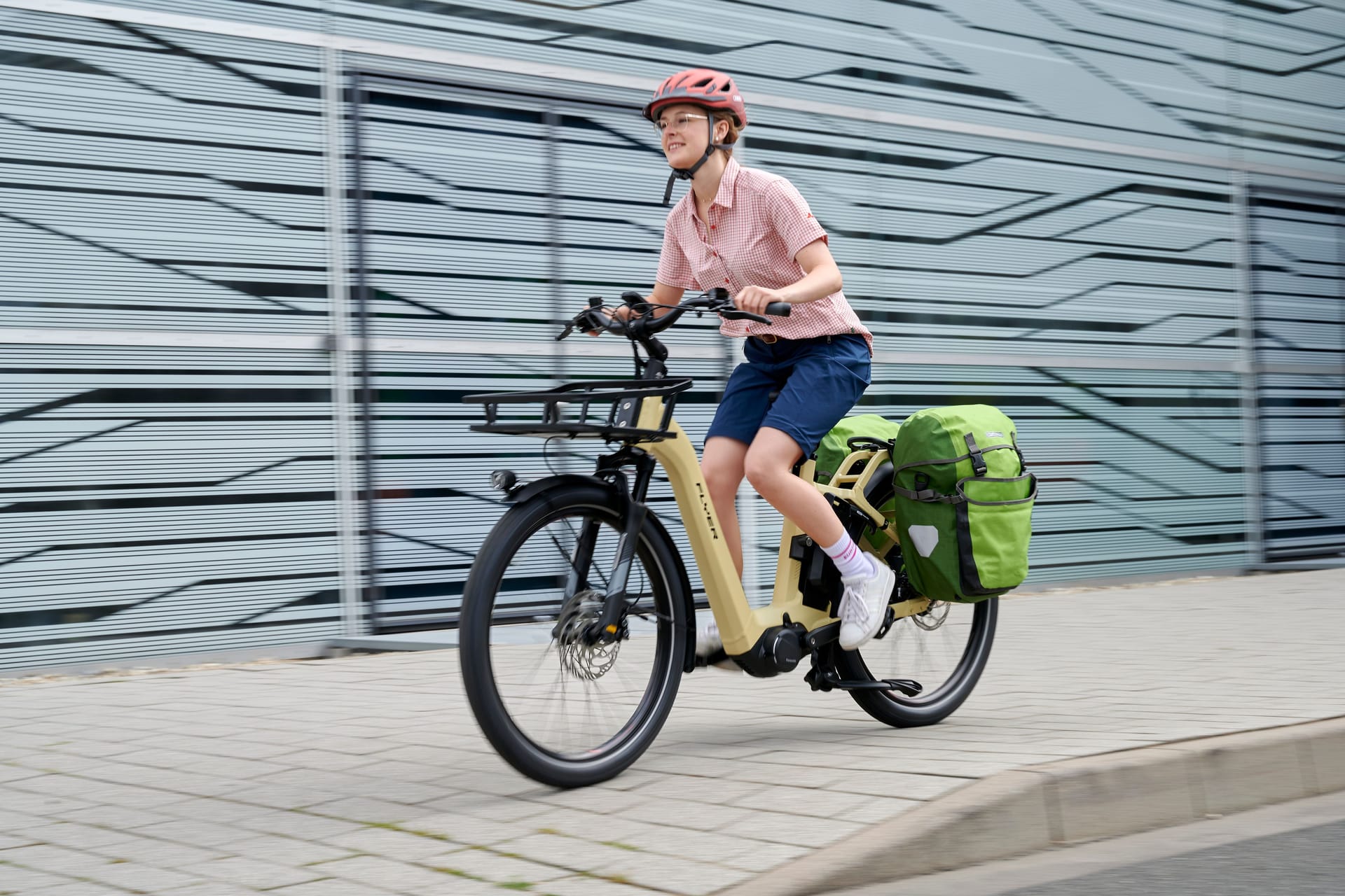 Mit dem E-Bike unterwegs: So hält der Akku länger.