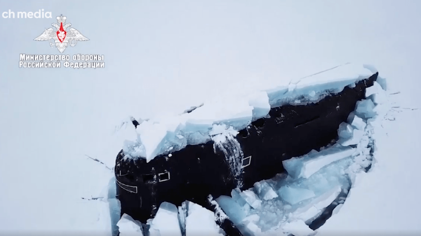 Russisches Atom-U-Boot durchbricht Eisdecke