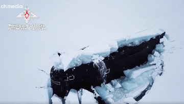Russisk atomubåt bryter gjennom iskappen