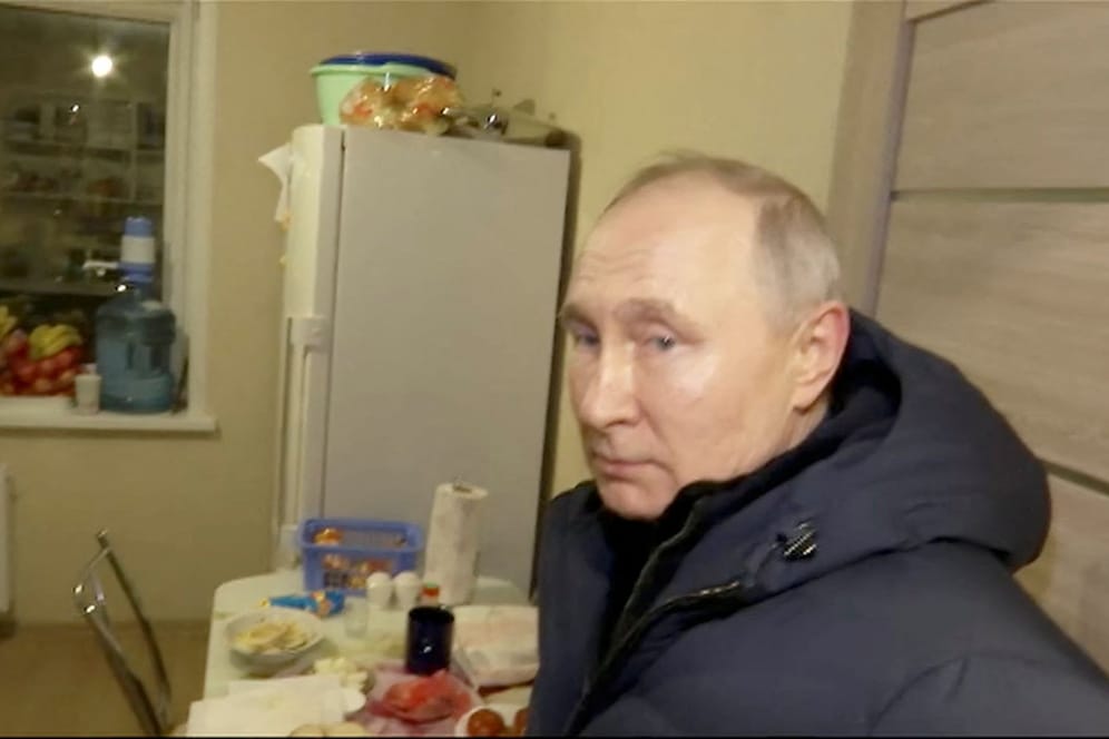 Dieses vom Kreml veröffentlichte Bildmaterial soll Wladimir Putin beim Besuch von Bewohnern der russisch besetzten Stadt Mariupol zeigen.