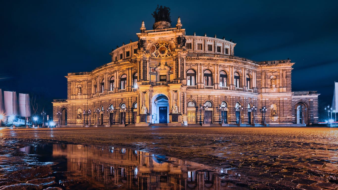 Die Semperoper in Dresden ist wohl das am meist fotografierte Bauwerk der Landeshauptstadt von Sachsen. Mit dem Blatt im Vordergrund und der schönen Spieglung, ist dieses Bild allerdings sehr besonders.