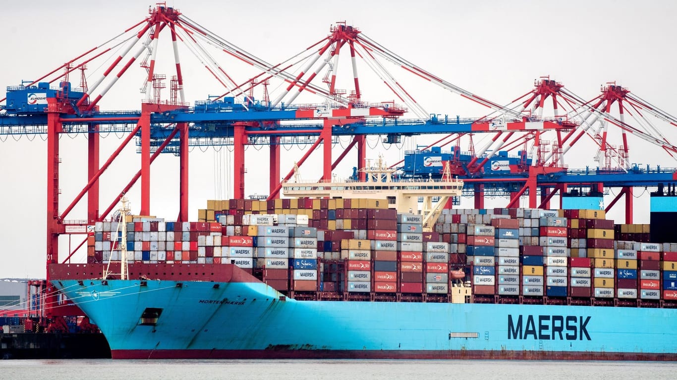 Das Containerschiff "Morten Maersk" liegt am Containerterminal JadeWeserPort (Archivfoto): Die niedersächsischen Häfen nehmen eine immer wichtigeren Rolle ein.