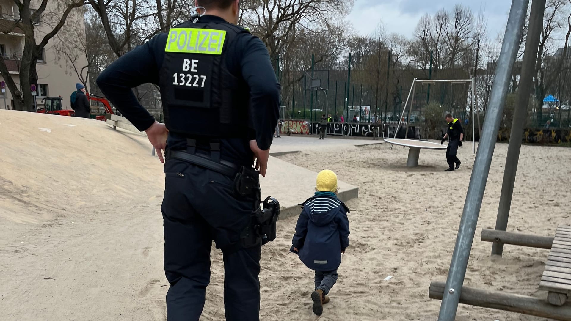 Einer von Paul Ohmerts Söhnen zeigt der Polizei, wo er die Kügelchen gefunden hat.