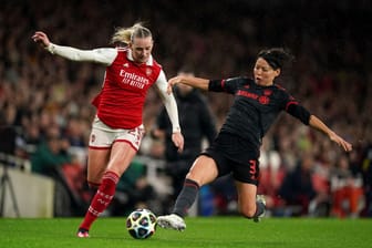 Stina Blackstenius (l.) und Saki Kumagai: Arsenal führt 2:0 im Rückspiel.