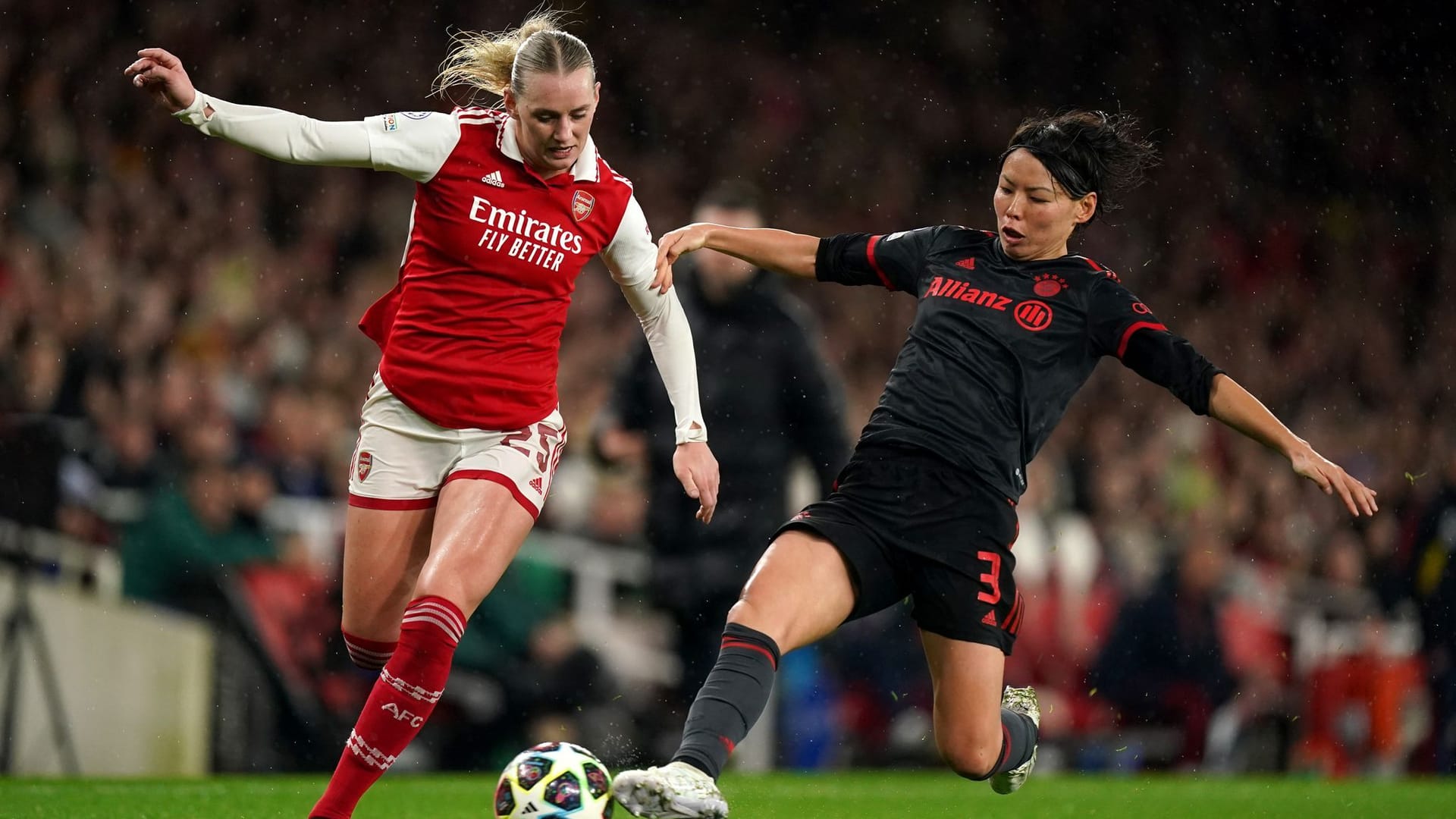 Stina Blackstenius (l.) und Saki Kumagai: Arsenal führt 2:0 im Rückspiel.