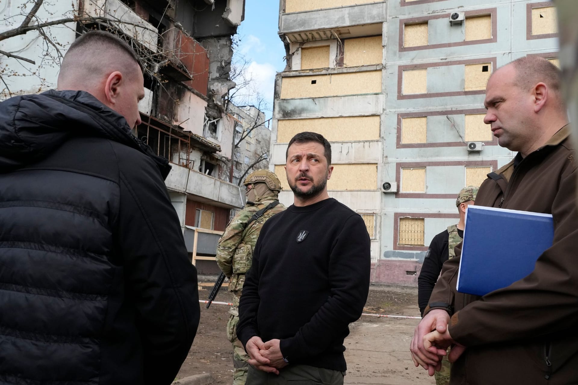Wolodymyr Selenskyj besucht ein von Raketen beschädigtes Gebiet in Saporischschja.