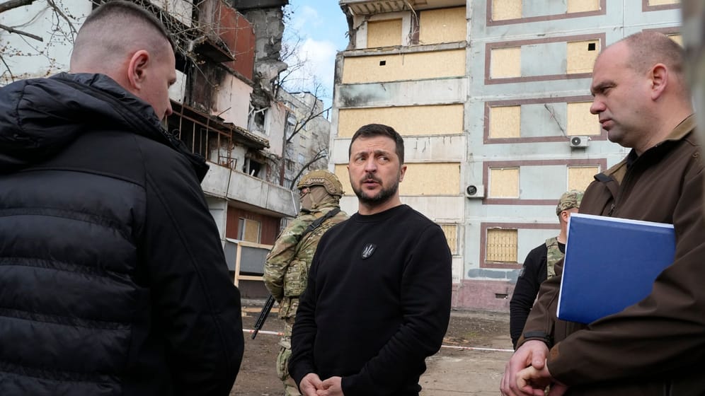 Wolodymyr Selenskyj besucht ein von Raketen beschädigtes Gebiet in Saporischschja.
