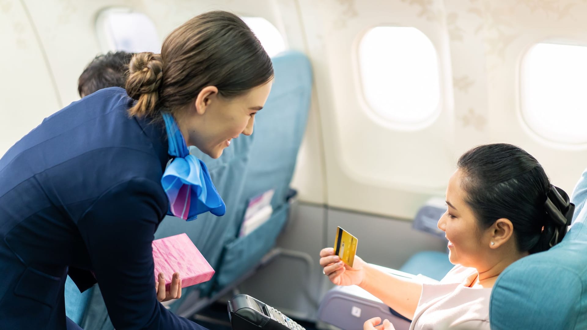 Letzte Chance: Bleibt im Flughafen nicht genug Zeit für Shopping, kann das bei vielen Airlines im Flugzeug nachgeholt werden.