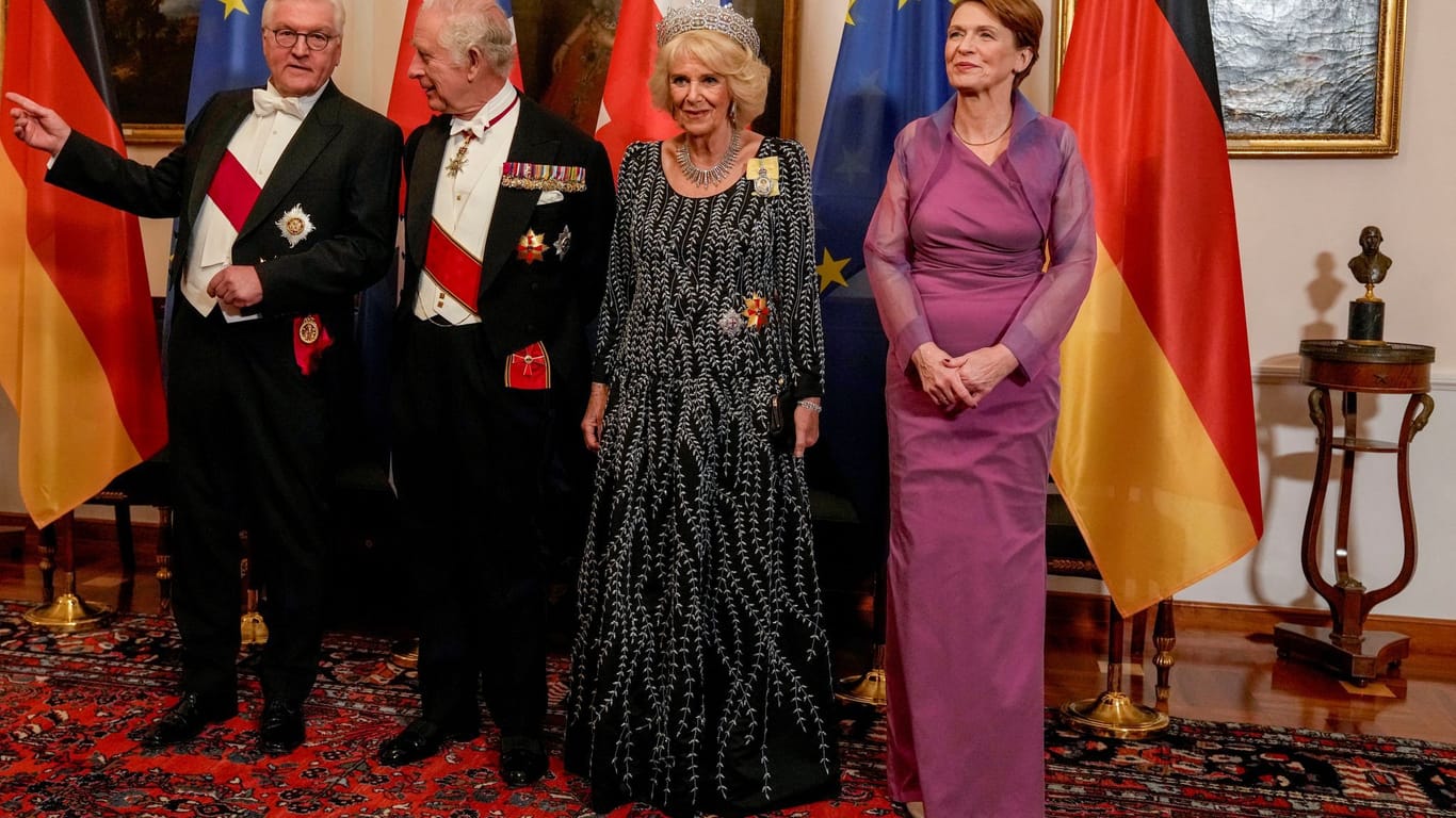 Frank-Walter Steinmeier, König Charles III., Königsgemahlin Camilla und Elke Büdenbender im Schloss Bellevue