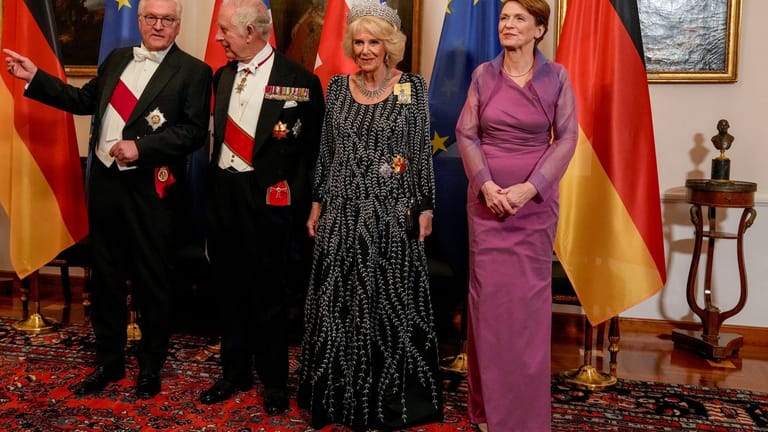 Frank-Walter Steinmeier, König Charles III., Königsgemahlin Camilla und Elke Büdenbender im Schloss Bellevue