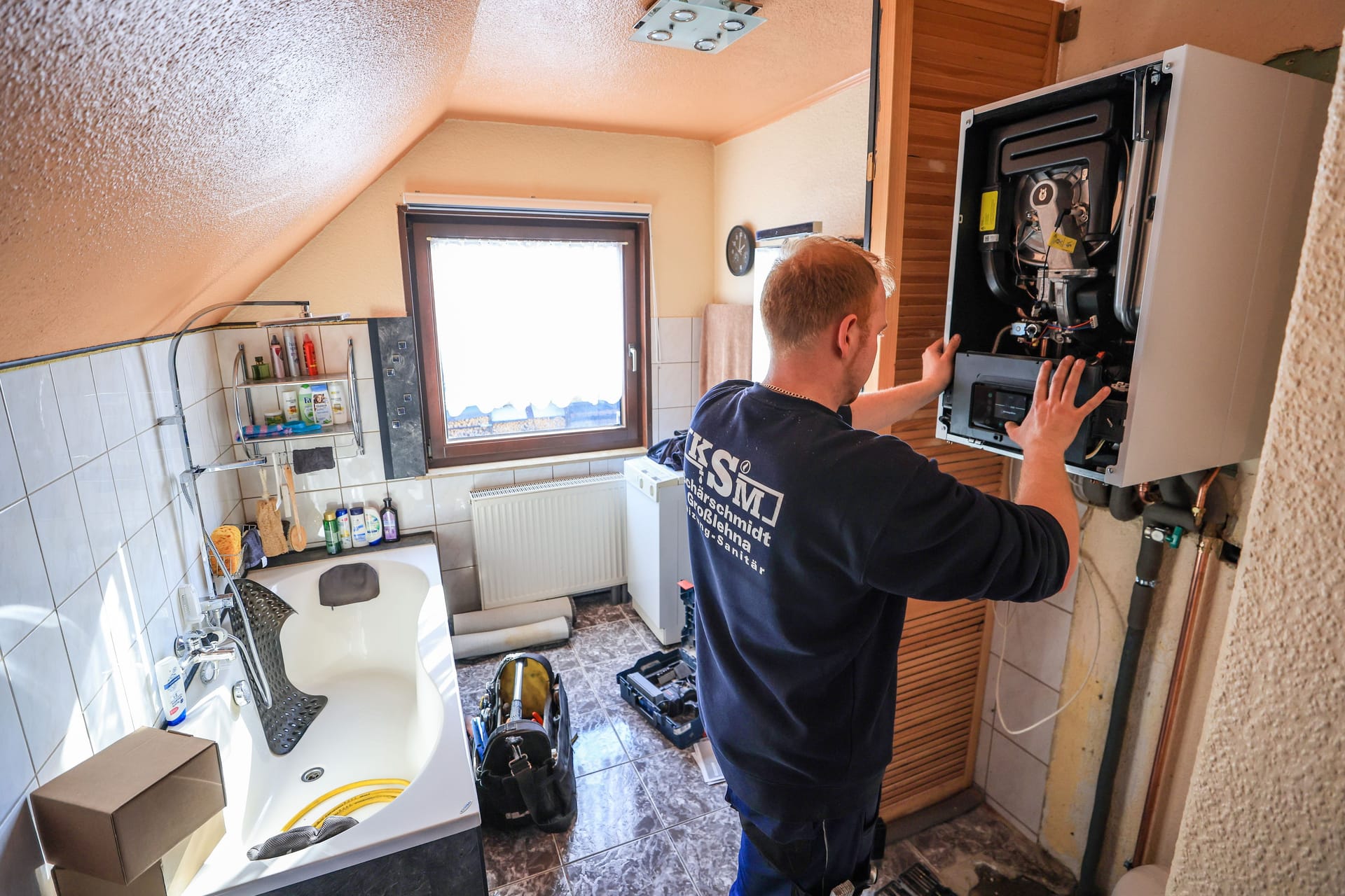 Sanitär- und Heizungsbauer installiert eine Anlage (Symbolbild): Müssen wegen des Wasserstoffanteils Gasheizungen doch früher ausgetauscht werden?