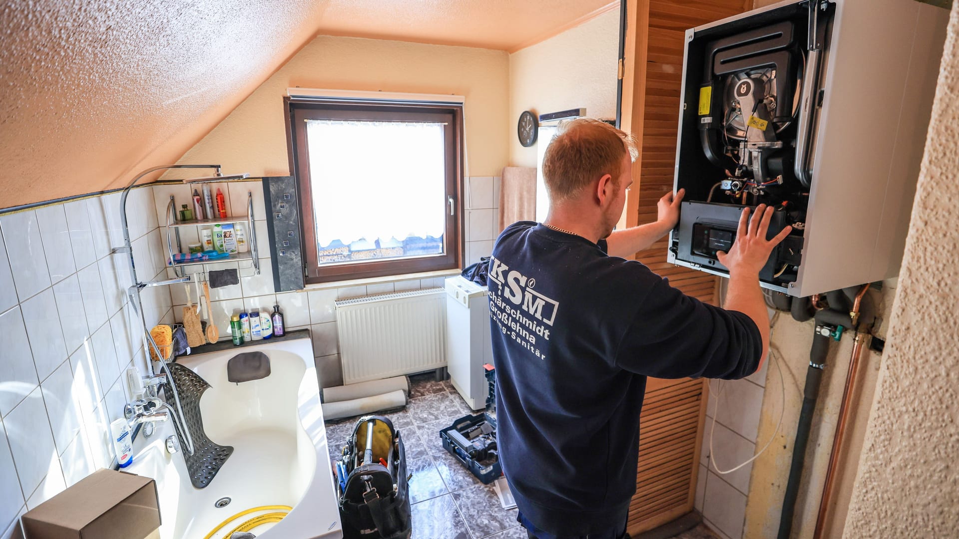 Sanitär- und Heizungsbauer installiert eine Anlage (Symbolbild): Müssen wegen des Wasserstoffanteils Gasheizungen doch früher ausgetauscht werden?