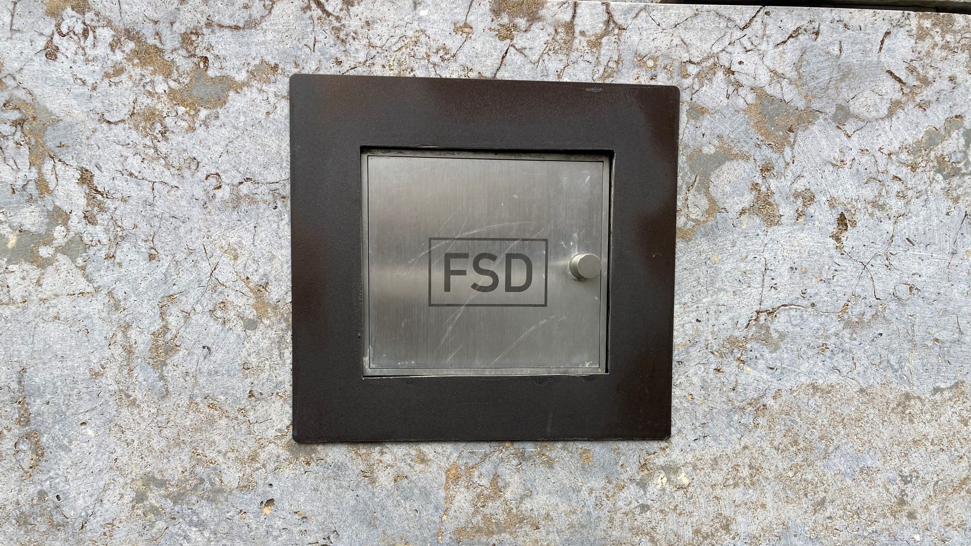 FSD: Der Schriftzug befindet sich entweder auf einer kleinen Fachtür oder als Schild in unmittelbarer Nähe davon.