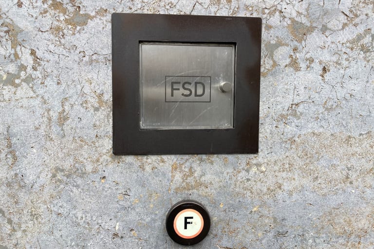 FSD: Der Schriftzug befindet sich entweder auf einer kleinen Fachtür oder als Schild in unmittelbarer Nähe davon.