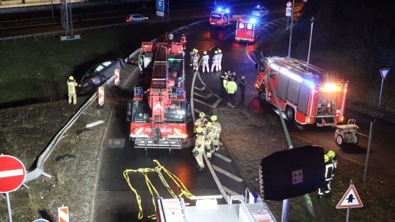 Einsatzkräfte vor Ort: Die Auffahrt war für längere Zeit voll gesperrt.