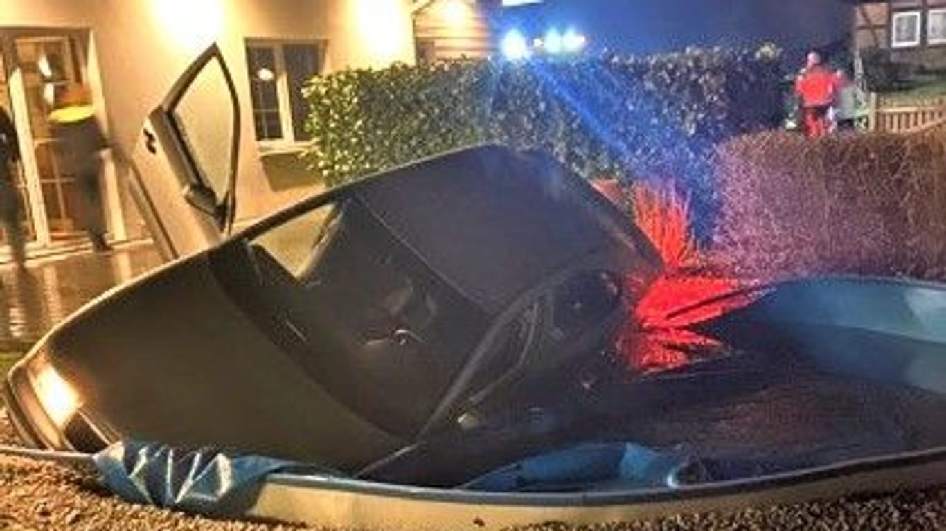 Ein Auto steckt im Pool: Beide wurden bei dem Unfall beschädigt.