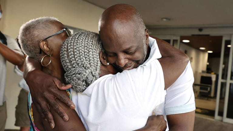 Sidney Holmes umarmt seine Mutter und Tante: Der US-Amerikaner wurde nach 34 Jahren Haft entlassen.