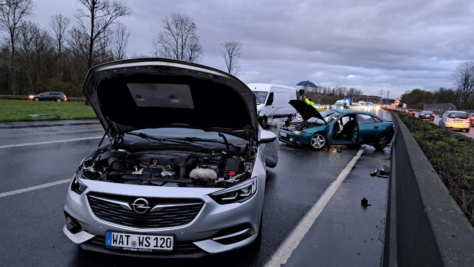 Der verunfallte Opel auf der A42: Der Unfallverursacher sowie dessen Beifahrerin wurden durch den Unfall schwer verletzt. Der verunfallte Opel auf der A42: Der Unfallverursacher sowie dessen Beifahrerin wurden durch den Unfall schwer verletzt.
