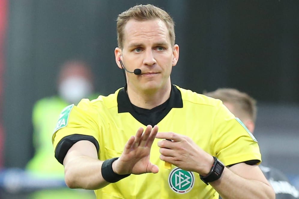 Sören Storks: Er griff beim Spiel zwischen Leverkusen und Bayern aus dem Video-Keller ein.