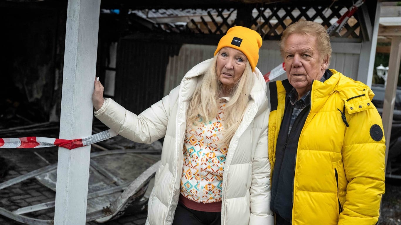 Das Schlagerduo Judith und Mel steht vor ihrer Garage (Archivfoto): In der Neujahrsnacht war dort ein Feuer ausgebrochen.