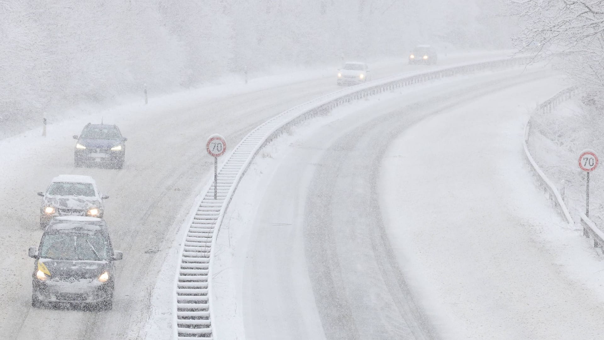 Wintereinbruch im Siegerland: In vielen Teilen Deutschlands waren die Straßenbedingungen am Mittwochmorgen schwierig.